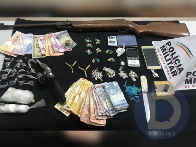 Os objetos apreendidos pelos policiais militares no cerco realizado no domingo