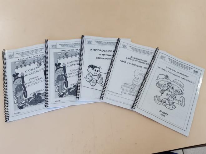 Apostilas foram entregues para que alunos não percam o vínculo com os estudos durante a pandemia de covid-19