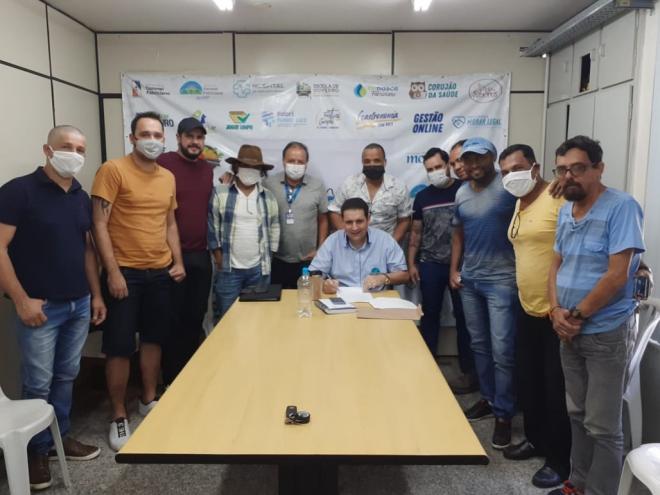 Os artistas foram recebidos no gabinete do prefeito Marcos Vinícius 