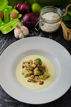 Nhoque de Pão e Espinafre com Molho Bechamel: aproveitar o pão amanhecido e fazer um prato delicioso