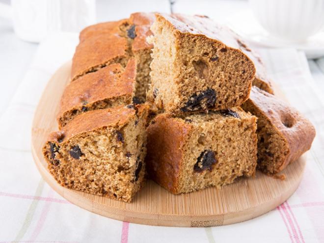 Que tal preparar um bolo delicioso com pedaços de ameixa? Este bolo é prático e rápido