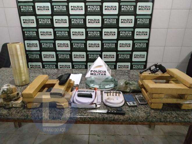 As barras de maconha foram apreendidas com outros objetos em um barraco