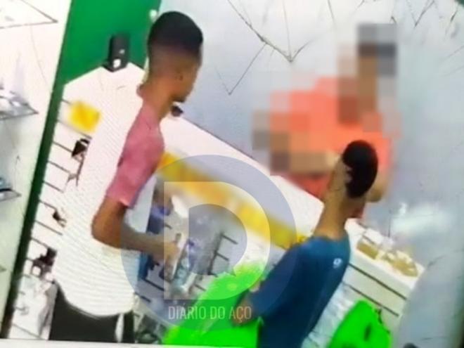 Imagens das câmeras de segurança mostraram os ladrões fazendo compras no comércio em Ipatinga, usando o cartão de vítima de furto 