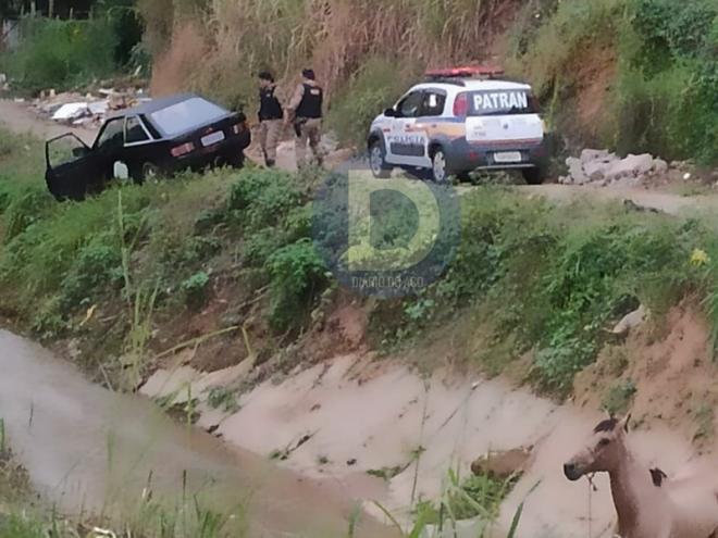 O carro foi parado por uma equipe da Polícia Militar depois de intensa perseguição