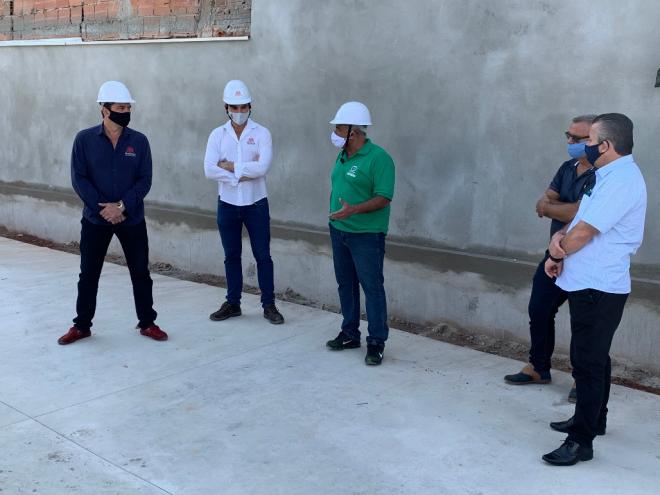 Acompanhado de lideranças políticas e comunitárias, prefeito visitou o canteiro de obras