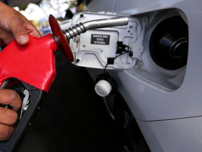 Gasolina sobe 12% nas refinarias nessa quinta-feira e o diesel já tinha sido reajustado terça-feira passada 
