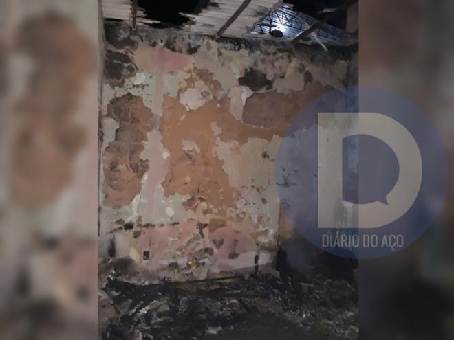 O imóvel sofreu danos provocados pelo incêndio que seria criminoso