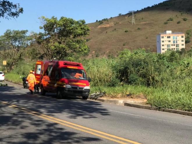 Uma equipe dos bombeiros prestou os primeiros socorros