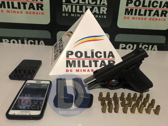 A arma apreendida estava municiada e ainda havia um carregador extra