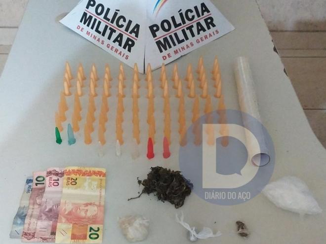 Os pinos com cocaína apreendidos, além de porções de maconha
