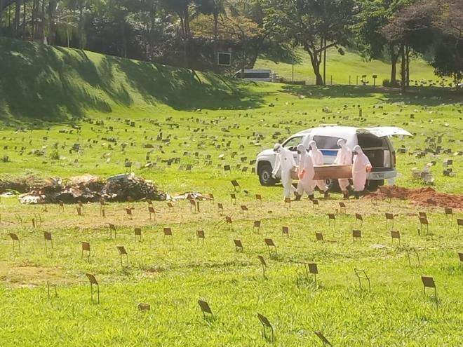 Com a pandemia de covid-19 sepultamentos têm sido feitos seguindo normas de segurança estabelecidas em protocolo do Ministério da Saúde