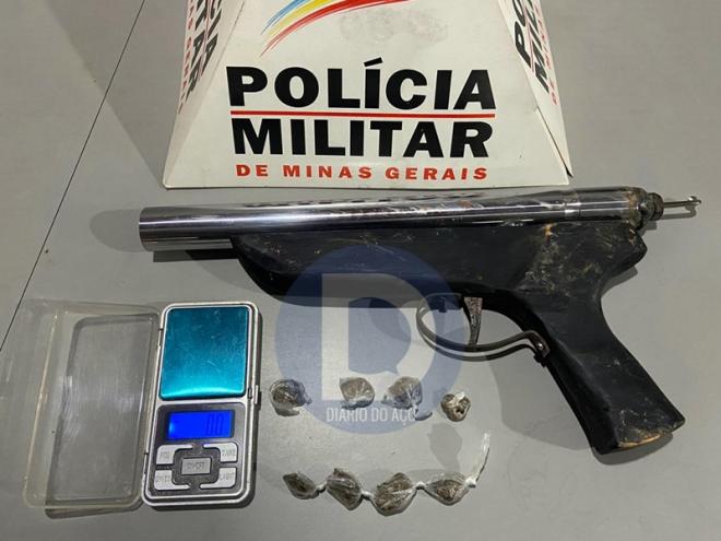 A arma, maconha e balança de precisão apreendida pela PM