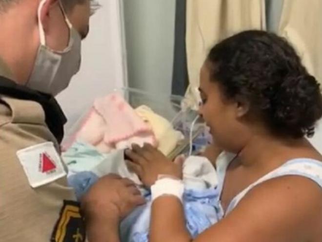 A verdadeira mãe, no momento em que recebeu a filha recém-nascida de volta, ainda no hospital 