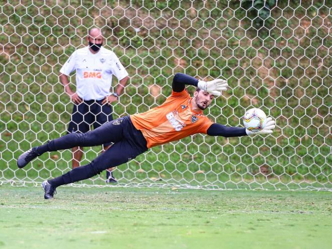 Rogério Maia, ao fundo, orientando o trabalho de Rafael