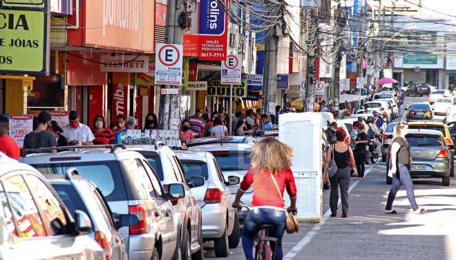 À véspera da entrada em vigor de novas medidas para conter avanço do coronavírus em Ipatinga milhares de pessoas circulavam pelo centro 