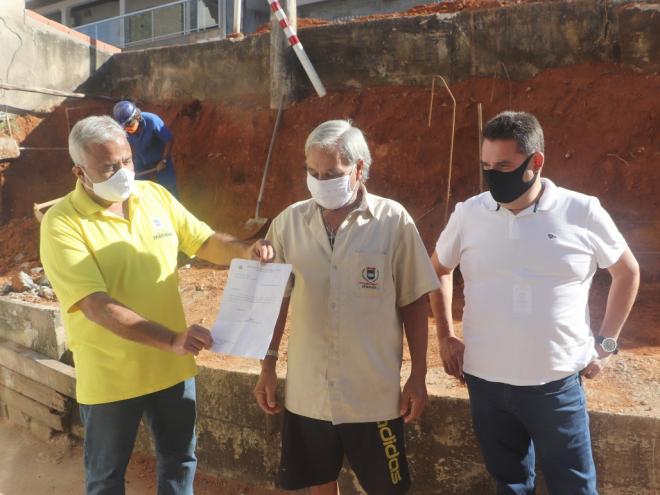 Acompanhado de moradores dos bairros, o prefeito visitou os três canteiros de obras nesta quinta-feira