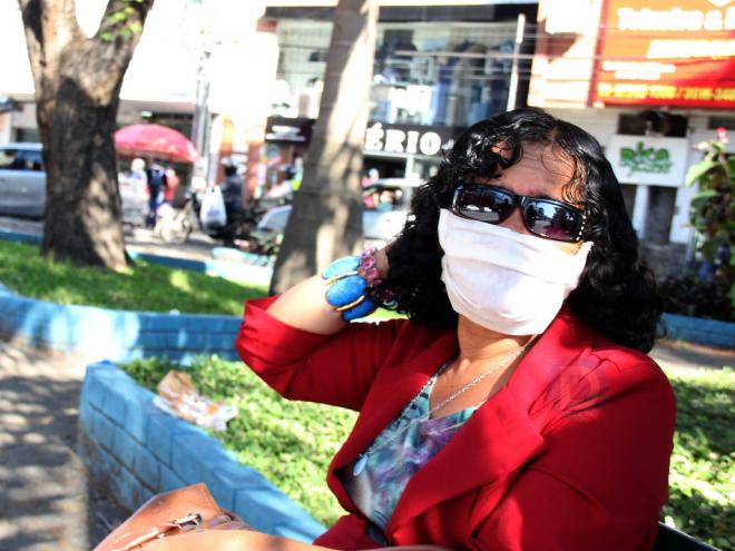 Maria da Glória, que é autônoma, acredita que o uso da máscara é suficiente para evitar a doença