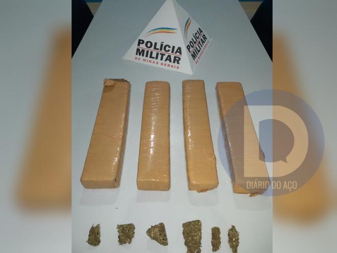 As quatro barras de maconha e seis porções menores da droga apreendidas estavam em uma mochila