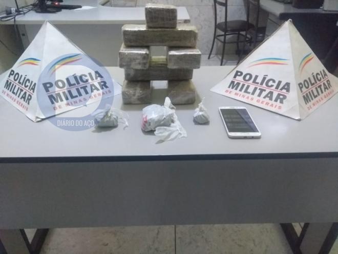 As barras de maconha apreendidas na casa de um dos menores infratores apreendidos