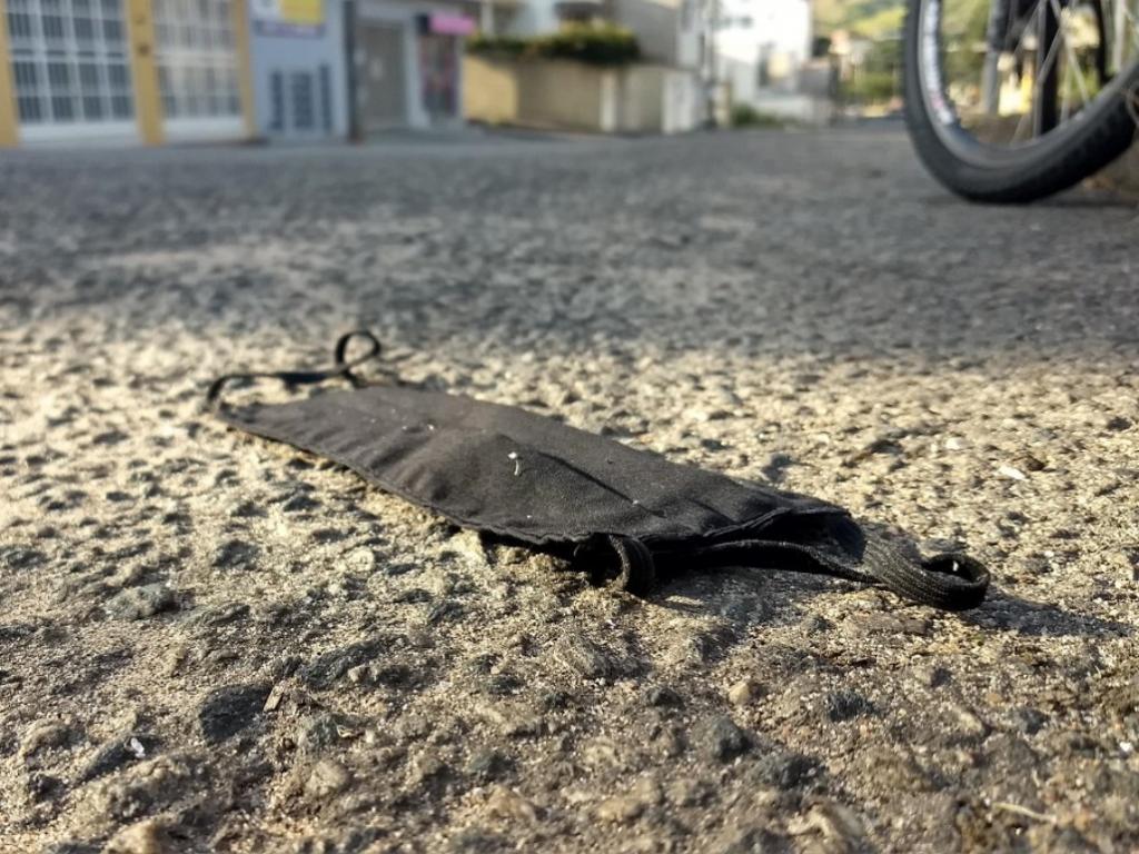 De proteção contra a covid-19 a ameaça biológica, máscaras usadas são abandonadas em qualquer lugar