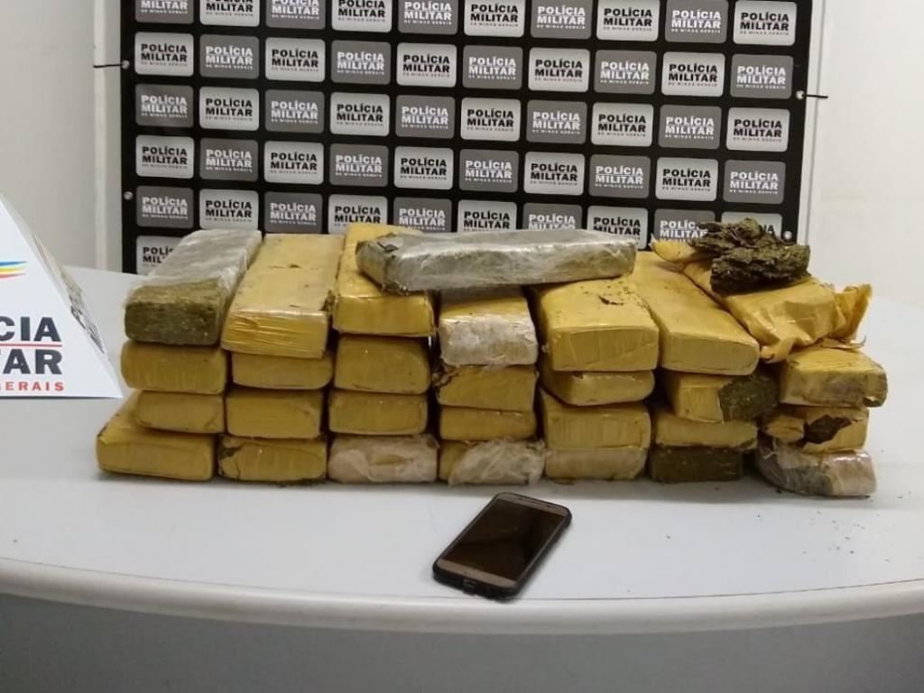 Barras de maconha apreendidas na BR-381,após perseguição a dupla até o trevo de Itabira