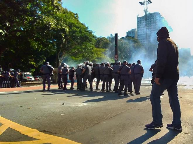 Polícia usou bombas de gás para dispersar manifestantes na avenida Paulista 