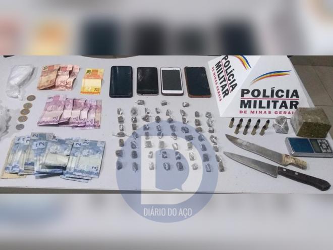 Os objetos apreendidos durante o cerco à casa dos suspeitos no Vila Celeste