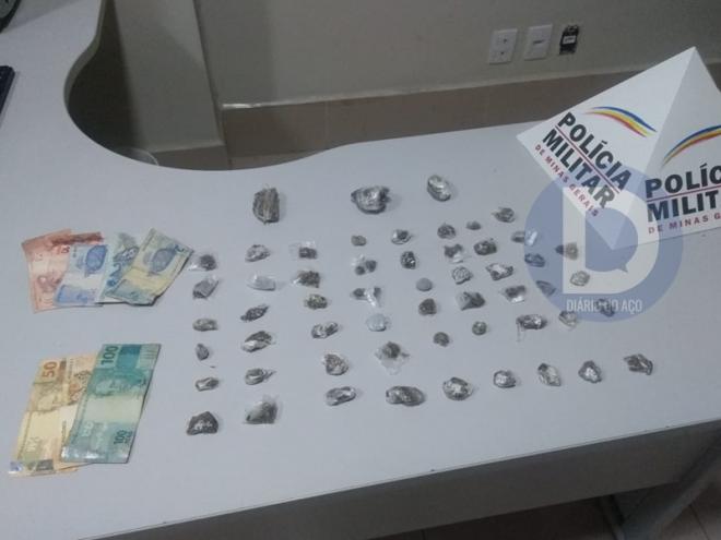 As porções de maconha apreendidas em locais diferentes no Caravelas