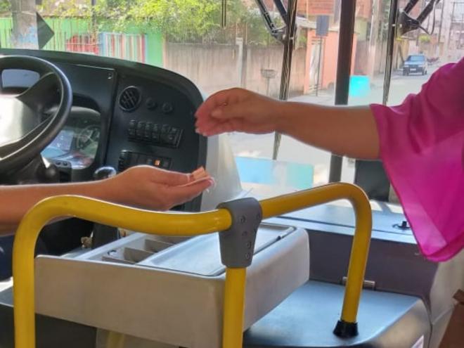 Sem cobradores, motoristas precisam acumular funções e receber o valor da passagem  