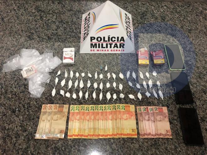 Os papelotes de cocaína estavam em poder de uma jovem presa em flagrante