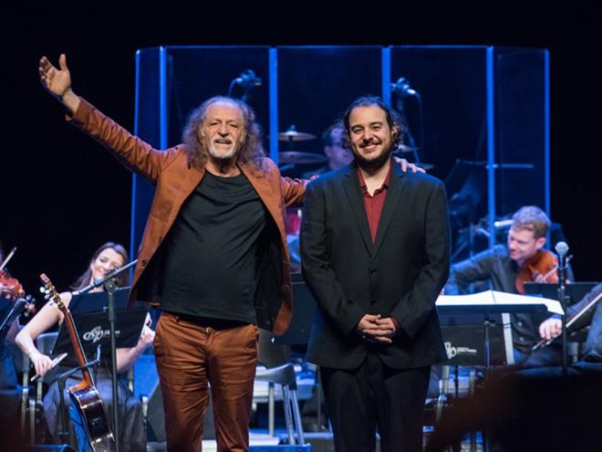 Alceu Valença e o maestro Rodrigo Toffolo, no teatro Sesc Palladium