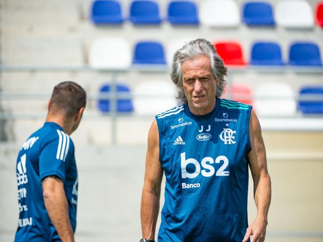 Técnico inclui cláusula para ser liberado se houver proposta da Europa