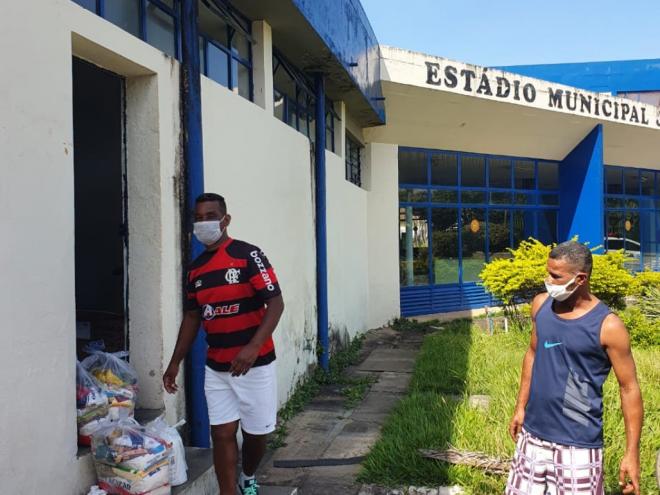 O Executivo municipal fez a entrega dos kits no estádio Ipatingão