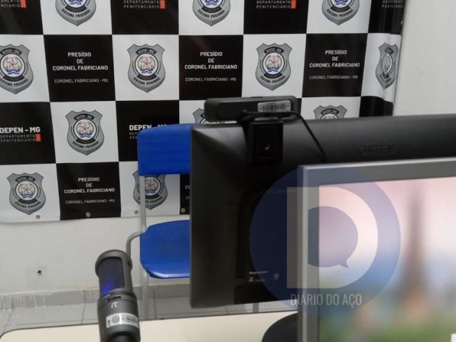 A sala conta com computador, câmera e microfone para a videoconferência com o Judiciário