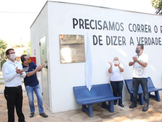 Representantes do Naemc, do Conselho do Idoso e da empresa responsável, durante descerramento da placa