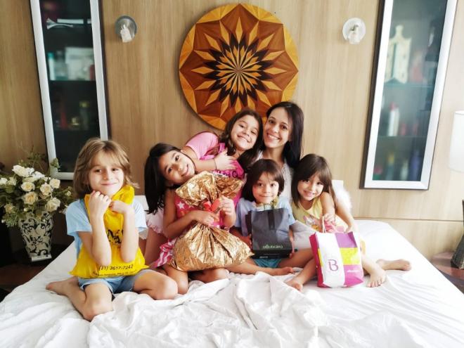 Para Jeane, a casa cheia não é novidade: são cinco filhos e uma programação variada