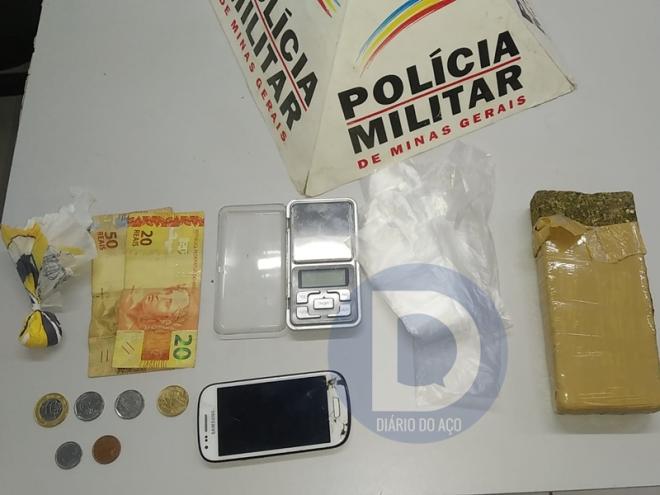Uma barra de maconha, cocaína, dinheiro e balança de precisão localizados com o suspeito 