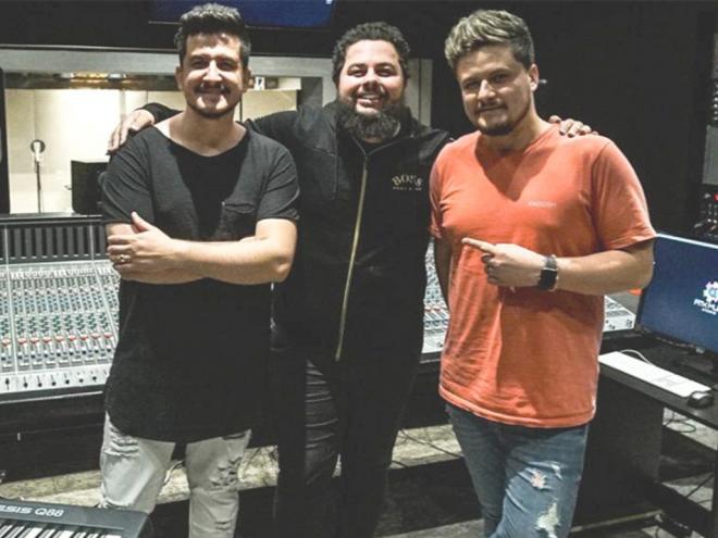 O produtor Neto Schaefer, ladeado pelos artistas André e Felipe