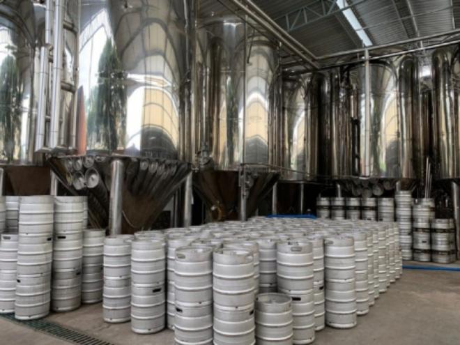 Conforme a investigação, com vazamento, o dietilenoglicol que deveria ficar apenas no exterior das serpentinas, no processo de externo de resfriamento da produção, era lançado diretamente nos tanques que armazenavam a cerveja