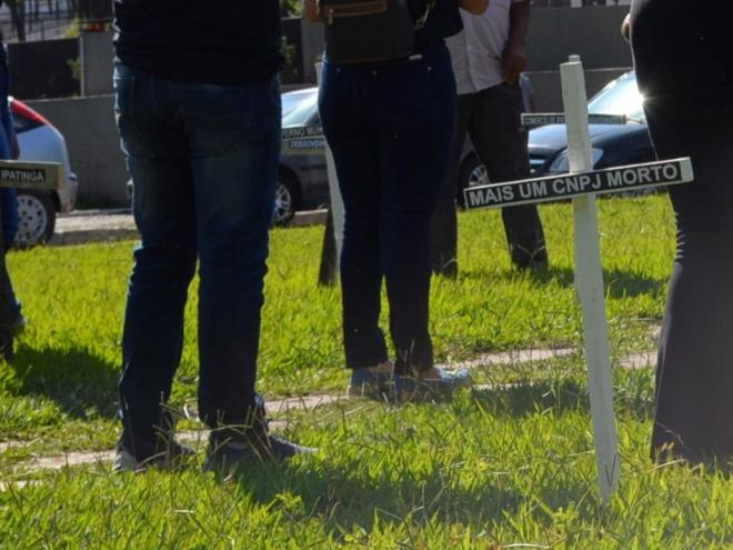 Lojistas protestaram no gramado da prefeitura contra a 'morte de lojas' e de 'CNPJ'