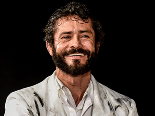 Dinho Lima Flor mostra o caboclo do poeta Zé da Luz, em Ledores do Breu