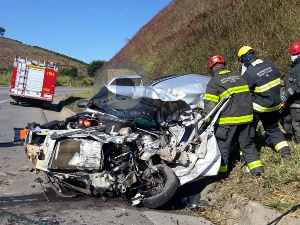 Três mortos em batida de carro com ônibus da linha Manhuaçu a ...