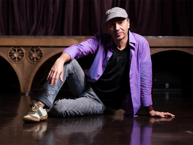 Zeca Baleiro vai apresentar releituras e canções do novo disco