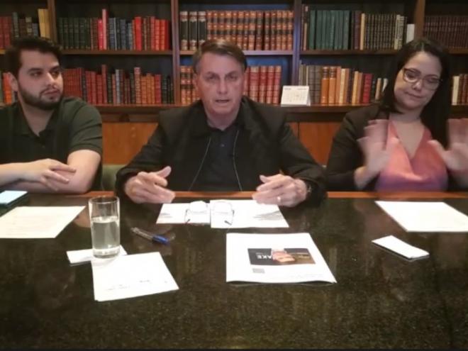 Bolsonaro, em transmissão ao vivo na noite de quinta-feira, dia 11