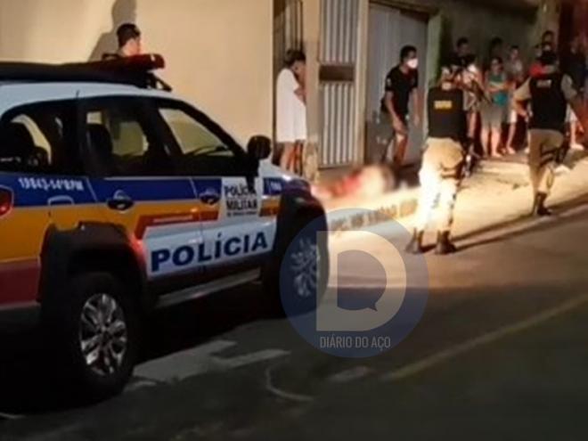 Os policiais atendem a vítima baleada caída na calçada, em Ipatinga