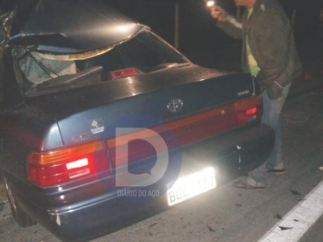 O carro das vítimas depois da colisão na BR-381