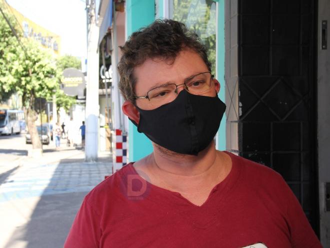 ''Medo de andar por aí a gente tem, mas precisamos trabalhar. Na minha opinião, ampliar o horário de comércio de Coronel Fabriciano foi uma medida exemplar que o prefeito teve, porque aí não gera aglomeração, acho que esse abre e fecha de comércio é pior, porque na hora que fecha por um determinado tempo e abre, faz com que haja mais aglomeração do que se já tivesse aberto o tempo todo. Estamos preocupados mesmo, porque o vírus é uma realidade cada vez mais frequente e perto de nós. Então, agora temos que redobrar os cuidados, mas sem deixar de viver''. Alexsandro Silva, empresário, Centro de Coronel Fabriciano