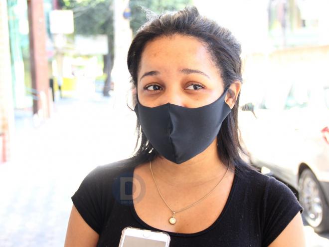 ''Estou preocupada, porque a cada dia os casos aumentam mais e não tem uma classe de grupo de risco, somos todos, todos podemos pegar. Todo mundo tem um problema de saúde, independentemente se for criança ou adulto. Eu evito ao máximo, compro a maior parte dos itens de meu consumo pela internet. Vim aqui rapidinho e já estou voltando pra casa, usando álcool, sempre com cuidado. Fico mais aqui na cidade, ia para Ipatinga porque trabalho lá, mas como tem muita gente infectada, não estou indo. Onde trabalho não é obrigatório ir ao local, se considerarmos arriscado''. Ana Carolina dos Santos, consultora de moda e calçados, Melo Viana