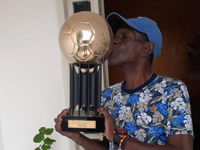 Ele conquistou os Campeonatos Mineiro de 1976 e 1978 e a Taça Minas Gerais de 1976 pelo Atlético