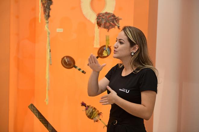 Usando Libras, Sara Carvalho vai mostrar o Centro Cultural Usiminas